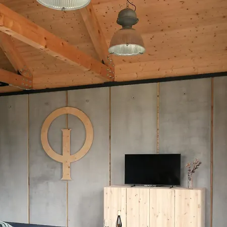 Optimist Apartmanhaz アパート *